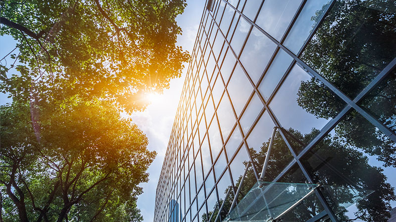 Glasfassaden und Fenster die Schall dämmen und Energie sparen